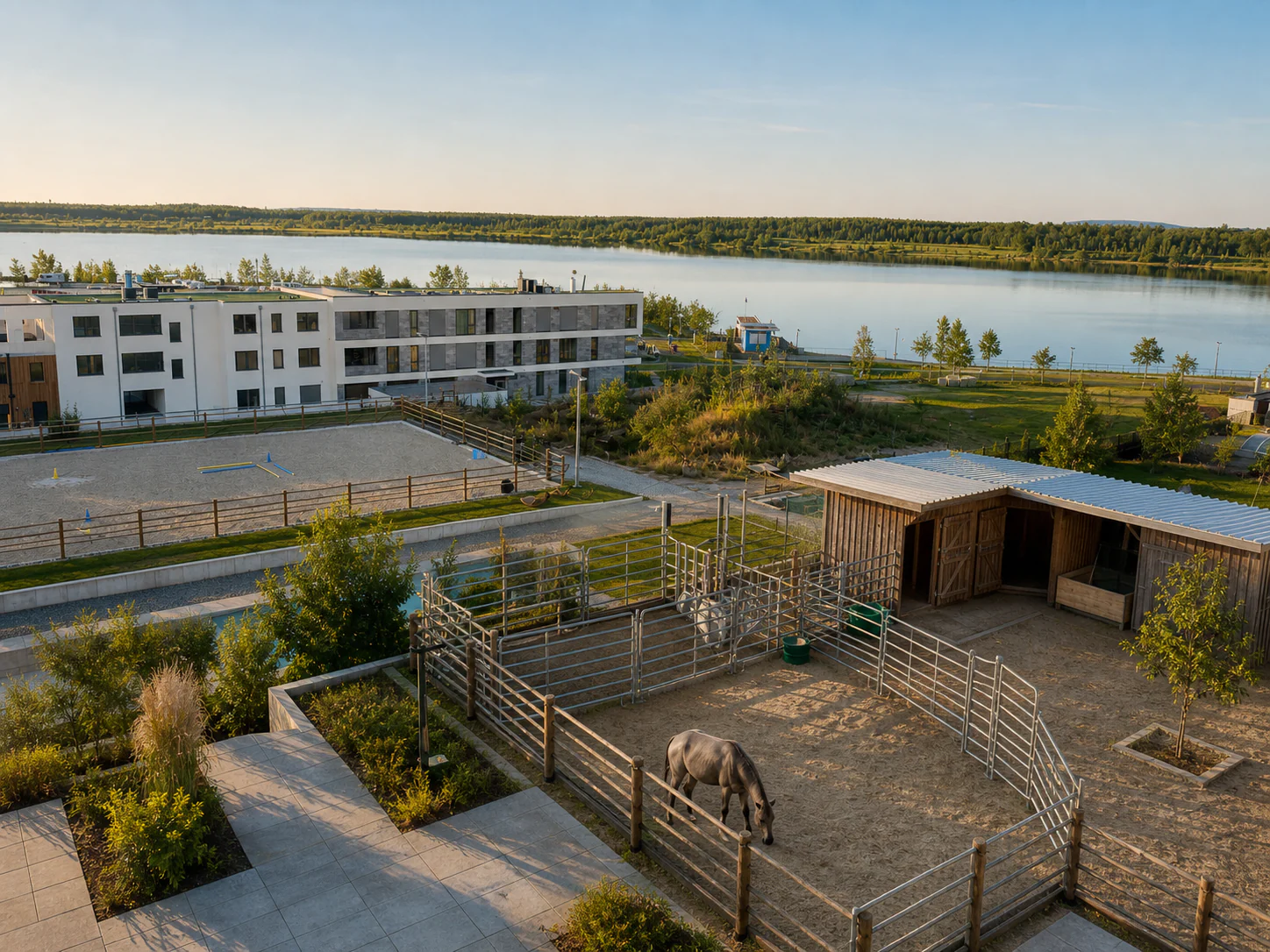 Pferdeunterbringung mit Holzunterstand und Paddocks am Zwenkauer See